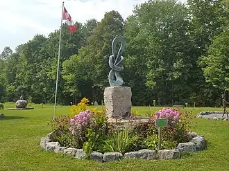 Скульптура у входа в парк.