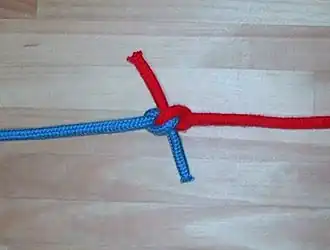 Охотничий узел, Hunter's bend, Rigger's bend.Связывательный штык, состоит из 2х замкнутых простых У. сравнительно недавнее изобретение. Нетакой прочный, как кровный узел, но прочнее рыбацкого штыка, шкотового и прямого.