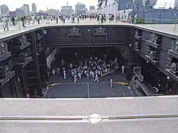 Вид ангарной палубы от носового подъемника