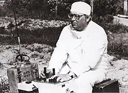 В. Истомин, оператор-машинист, работавший на Ладыжинской ТЭС, управляет бульдозером с помощью пульта ДУ