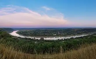 Вид на село Бродок и реку Днестр с дороги на с. Колодробка