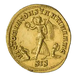 Константин (ок. 317 г.). По сторонам от Виктории сидят два пленника