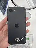 Тыльная сторона iPhone 16e