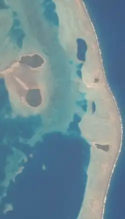 Остров Луанива (слева вверху) и Фугалеи (слева внизу) на спутниковом снимке