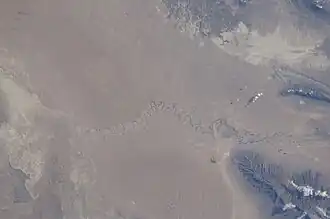 Фотография песчаных массивов Чильмамедкум и Черкезли, отделённых руслом реки Узбой, снятая с МКС