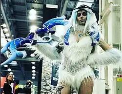 Косплеерша на выставке