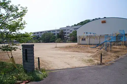 Начальная и средняя школа[яп.] на Икэсиме