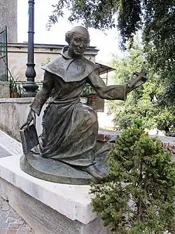 Памятник святому в Кори