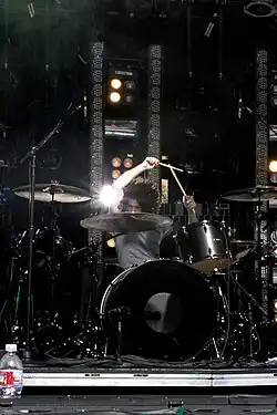 Илан Рубин(барабаны, перкуссия, фортепиано)