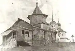 Деревянные храмы на Илезском погосте (слева направо: Николаевский, 1763 г.; Флоро-Лаврский, 1777 г.). Рисунок Ф. М. Вахрушова, нач. XX в.