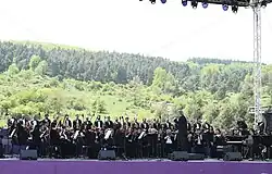 Азербайджанский государственный симфонический оркестр имени Узеира Гаджибекова под управлением дирижёра Рауфа Абдуллаева исполняет увертюру из оперы «Кёроглы» (азерб. Koroğlu) Узеира Гаджибекова