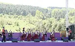 Фольклорный коллектив «Йылдыз» исполняет татарскую народную песню «Яблоня» (тат. Алмагач)