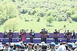 Агуши Самира Алиева[азерб.] и Али Тапдыгоглы[азерб.] исполняют песню «Пусть справедливость восторжествует» (азерб. Qoy ədalət zəfər çalsın)  Ашуга Азафлы