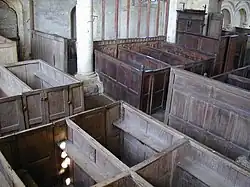 Закрытые скамьи