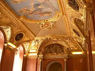 Деталь потолка и тимпан с «Римской империей»