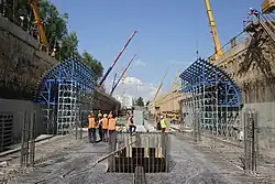 Сборка боковых секций трёхсекционной мобильной опалубки свода