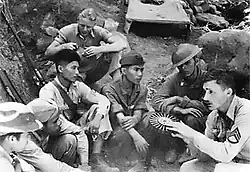 Американский сержант инструктирует филиппинских курсантов в использовании пулемёта Льюиса, 1941 — 1942 года.