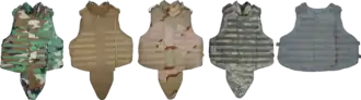 Interceptor Body Armor в четырёх вариантах камуфляжа, слева направо: Woodland, Coyote brown, Desert Camouflage, и Универсальный камуфляж. Справа вариант в серой окраске афганской полиции
