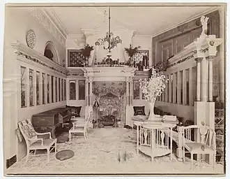 Гостиная с панелями, расписанными хозяином дома