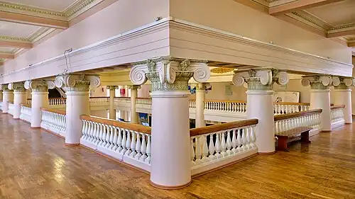 Колонны и балюстрады галереи на втором этаже