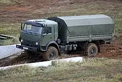 Армейский грузовик на бездорожье