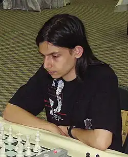 Яннис в 2004 году