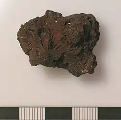 Кусок крицы, найденный при раскопках в Сассексе