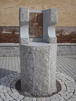 Скульптура на том месте, где в Мутале жила София Исберг