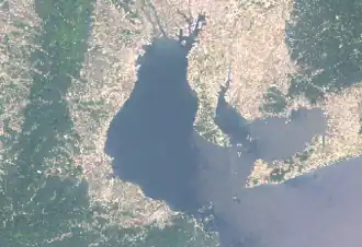 Залив Исе (слева) и залив Микава (справа)Спутниковая фотосъёмка 30 июня 2013 года
