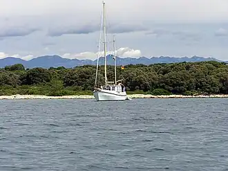 Парусник у острова Мауна