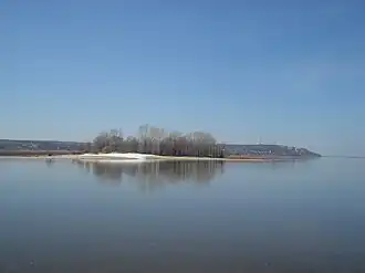 Остров Маркиз в апреле 2011. Вид с фарватера, за островом — Верхний Услон