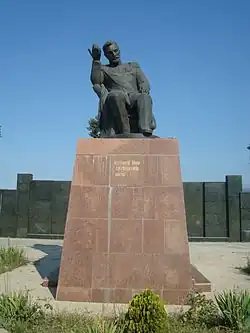 Памятник Исмаил-беку Куткашенскому в Габале (совместно с З. Мехтиевым)