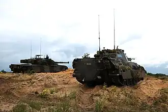 Танк «Ариете» 4-го танкового полка и БМП «Дардо» 1-го берсальерского полка бригады «Гарибальди» в Латвии. 30 июля 2019 года.