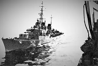 Эсминец Impetuoso рядом с топливным заправщиком USS Kalamazoo (сфотографировано с борта последнего), Средиземное море, июнь 1977 года