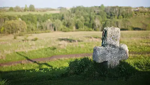 Крест около крепости