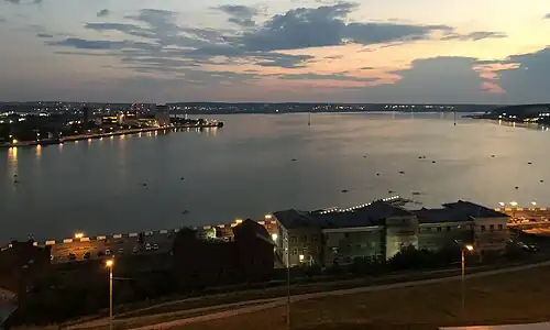 Вид на пруд с высоты колеса обозрения в парке Горького