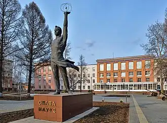 Сквер около 2-го корпуса