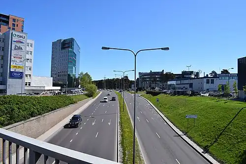 Справа — дома Järvevana tee 11 и Järvevana tee 9