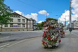 Начало улицы Йоханна Кёлера (слева на заднем плане, справа — Нарвское шоссе)