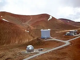 Caltech Submillimeter Observatory: Шарообразный купол — помещение 10-метрового субмиллиметрового телескопа; Цилиндрическое строение — башня «Максвелла»