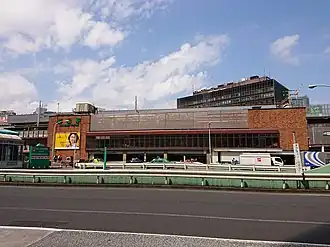 Восточная сторона здания станции Симбаси