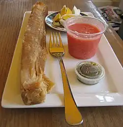 Джахнун, поданный со схугом, соусом из измельчённых помидоров и яйцом