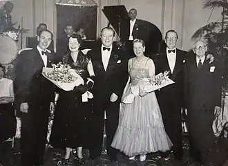 Джек Уорнер (третий слева) с женой и друзьями в гостинице «Грэнвилл». 8 апреля 1953.