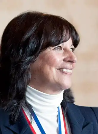 Бартон во время награждения Национальной научной медалью (21 октября 2011 года)