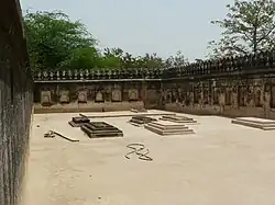 Захоронения на территории Джамали-Камали комплекса