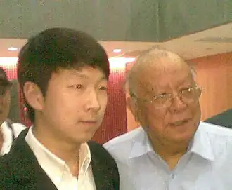 Цзян Пин со студентом (2011)