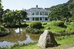 Вид на резиденцию из сада