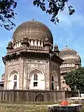Гробница Джод Гумбаз, построенная в 1687г. Афзал Ханом для своих жён.