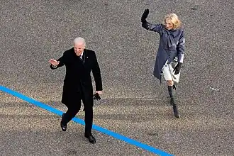 Джилл Байден вместе с мужем во время инаугурационного парада 21 января 2013 года.