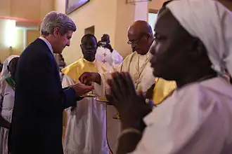 Американский сенатор Джон Керри участвует в католическом богослужении, 9.01.2011 г. Собор святой Терезы, Джуба, Южный Судан